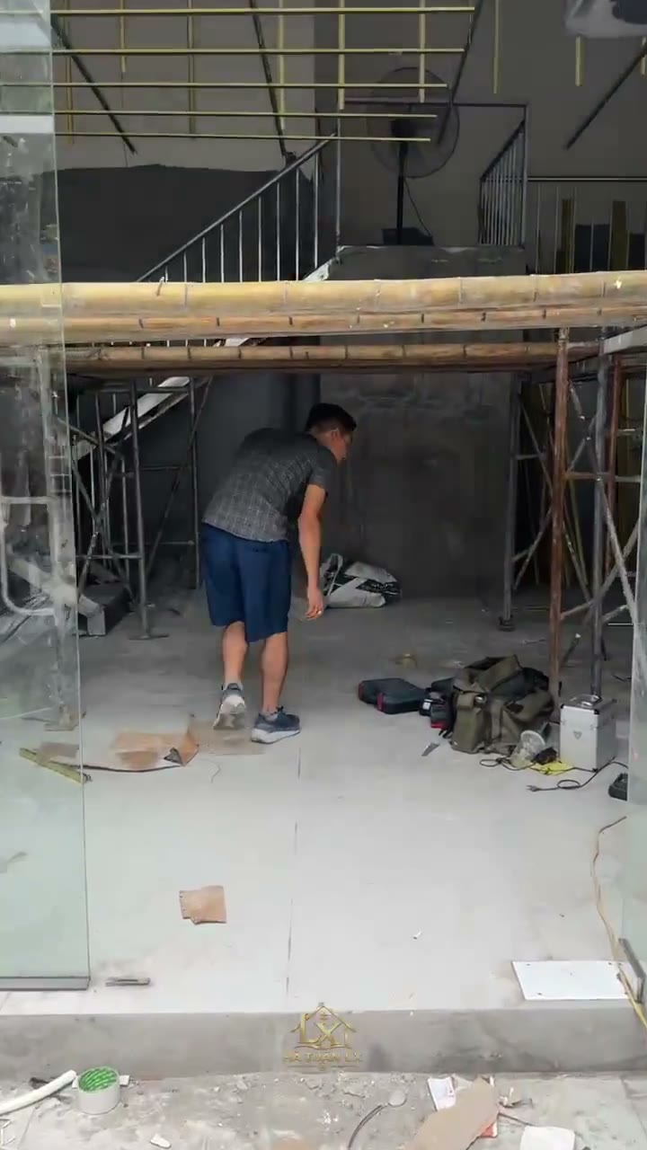dựng khung và chia khu công năng bên trong salon Hòa 91