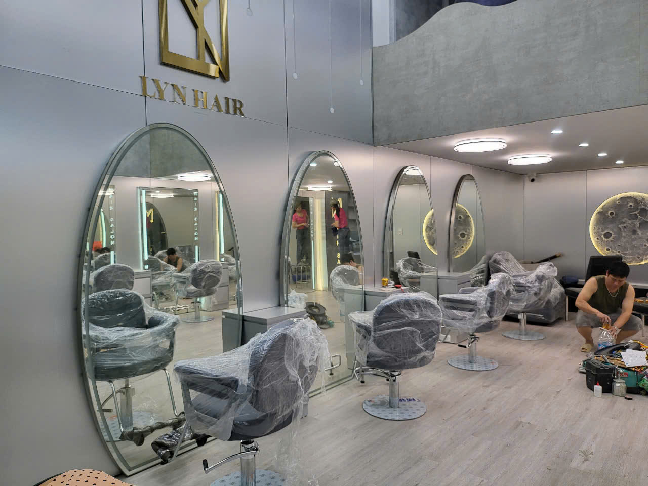 Dãy gương oval và logo LYN gold - Nội Thất Hà Tuấn LX