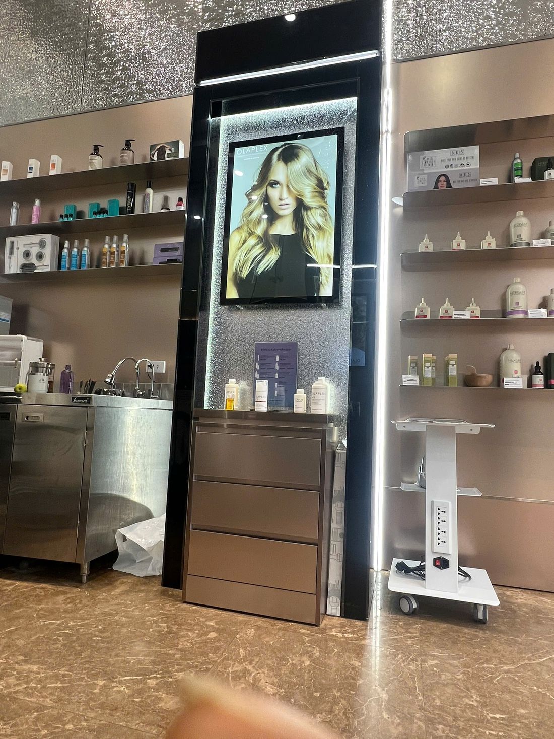 Ảnh thực tế kệ sản phẩm và gương LED tại salon NAM Hair Studio 92 Triệu Việt Vương - Nội Thất Hà Tuấn LX