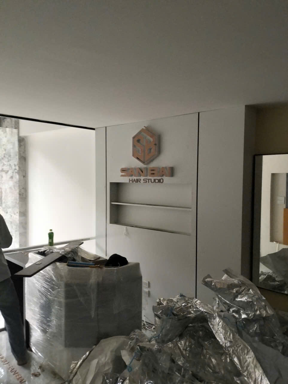 Biển hiệu logo San Bai Hair Studio - Nội Thất Hà Tuấn LX