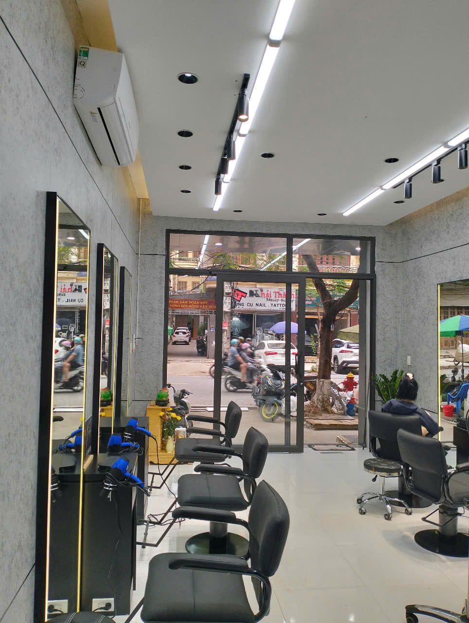 Ảnh thực tế kệ trưng bày khu gội Tây’s Beauty - Nội Thất Hà Tuấn LX