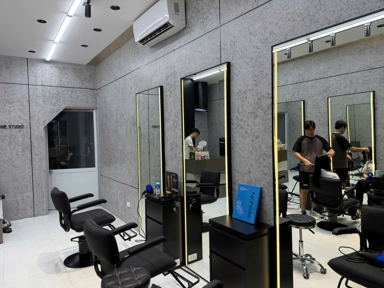 Salon Tay's Hair 264 sau thi công đang đón khách, ảnh chụp thật