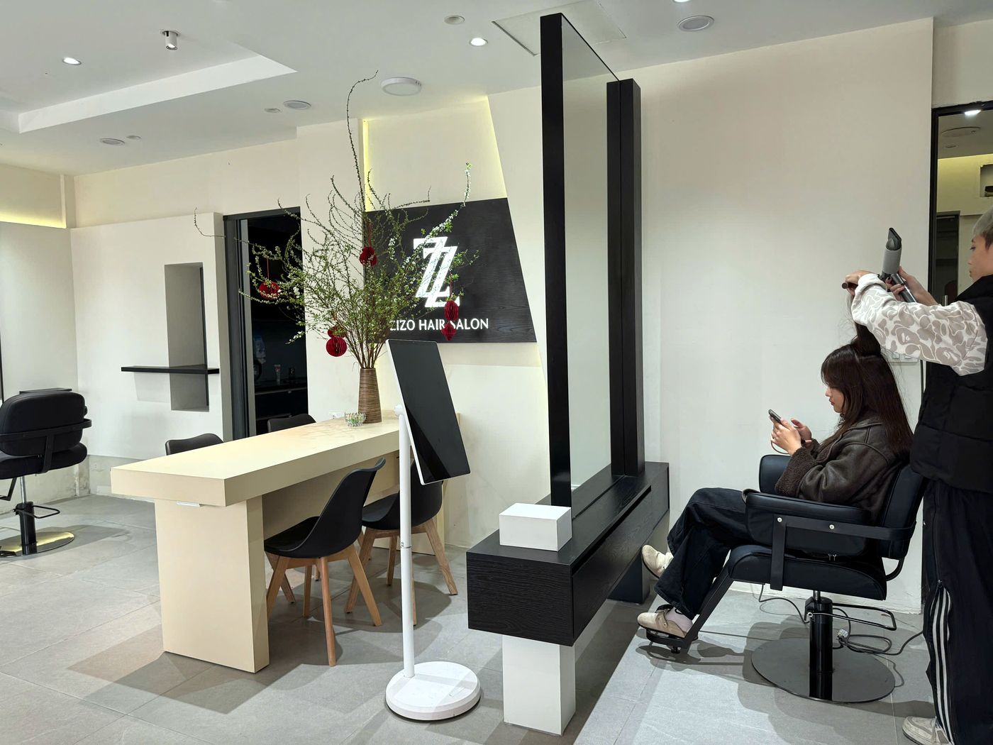 ZIZO Hair Salon khu ghế cắt
