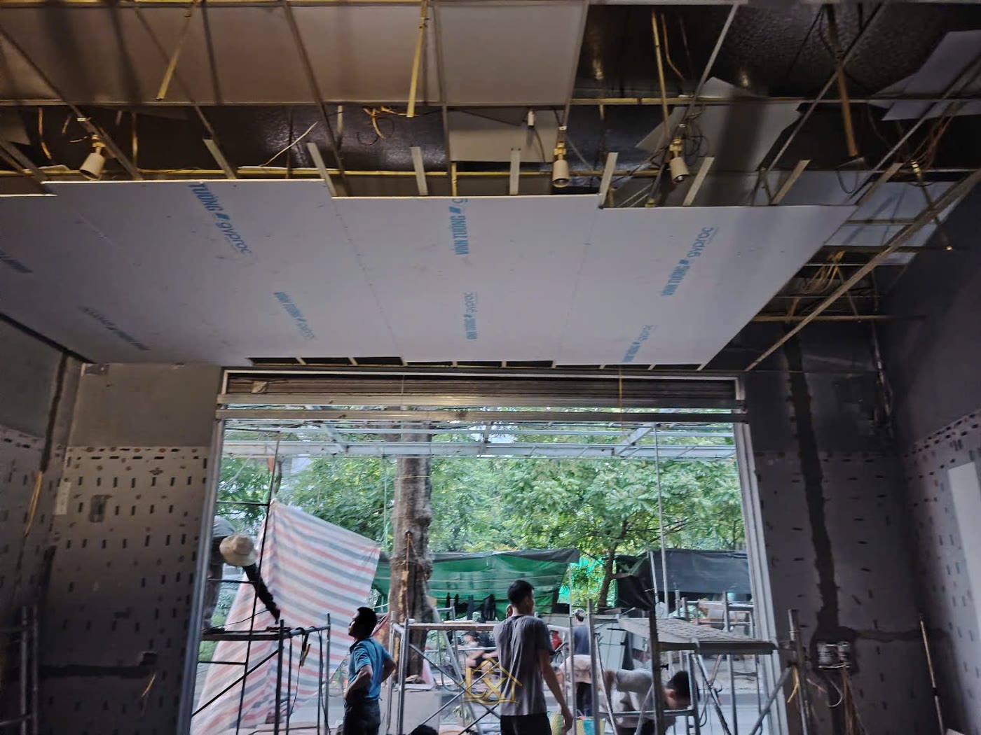 Cách vệ sinh gương salon sáng bóng, không ố lâu dài