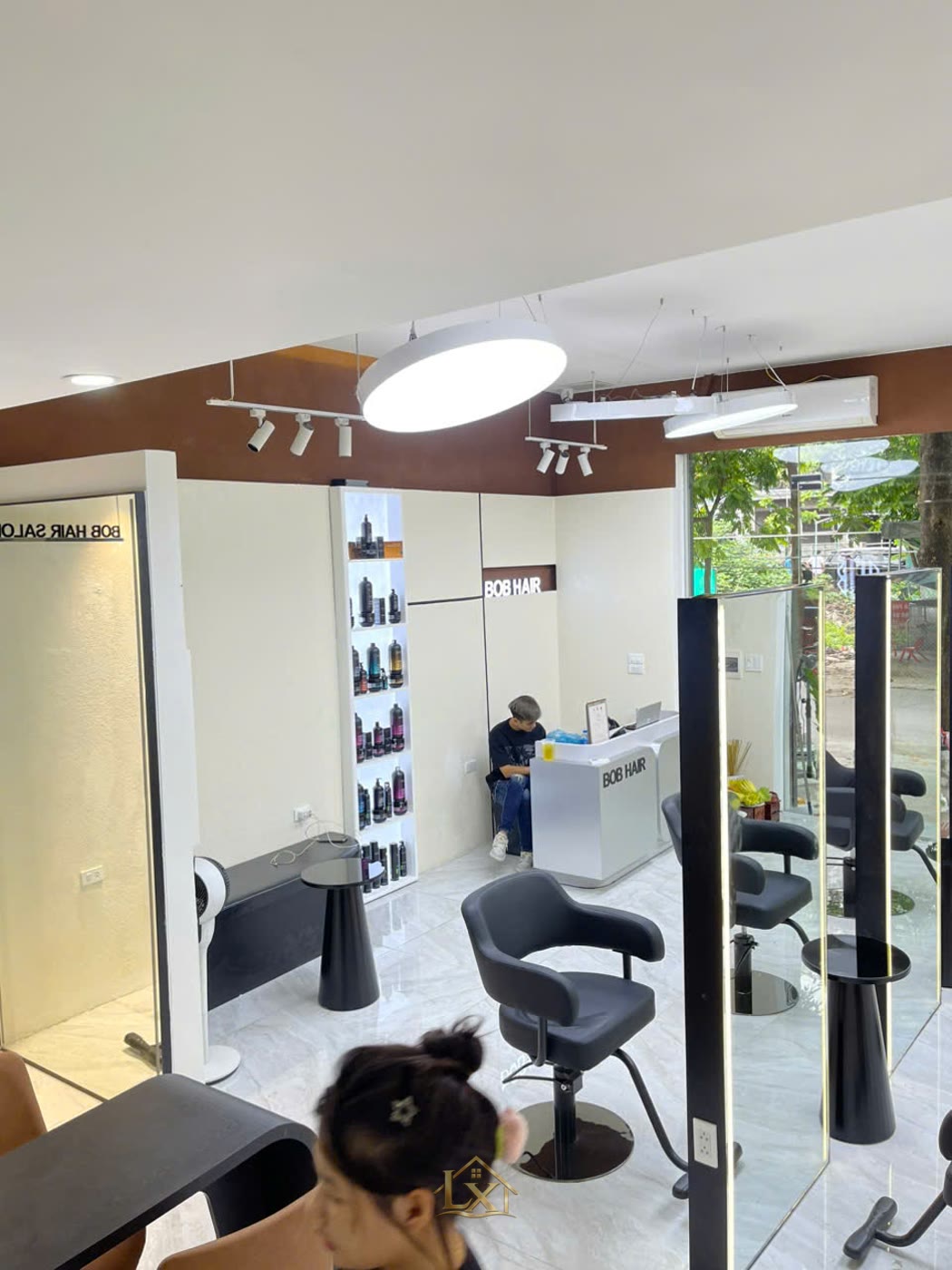 Chọn mặt quầy lễ tân salon bền, không bong tróc