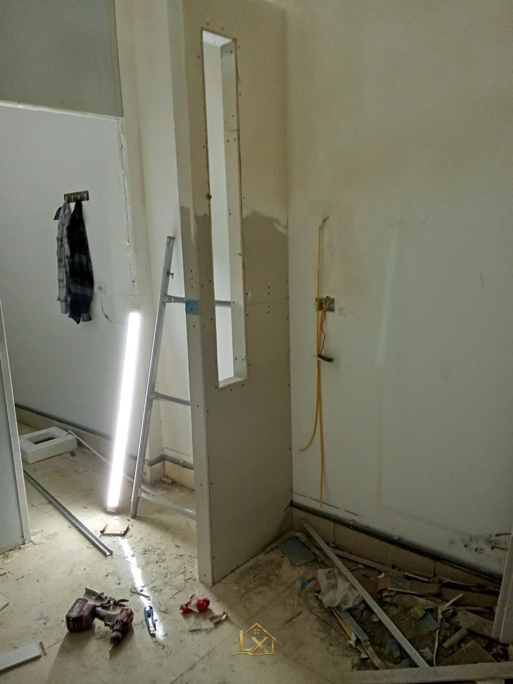 Gương salon bị mờ, ố, bong tráng: cách khắc phục