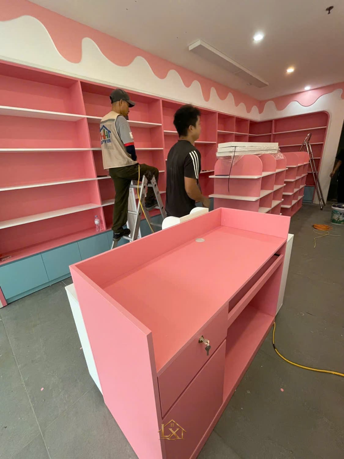 Kệ trưng bày showroom: kích thước và tải trọng chuẩn