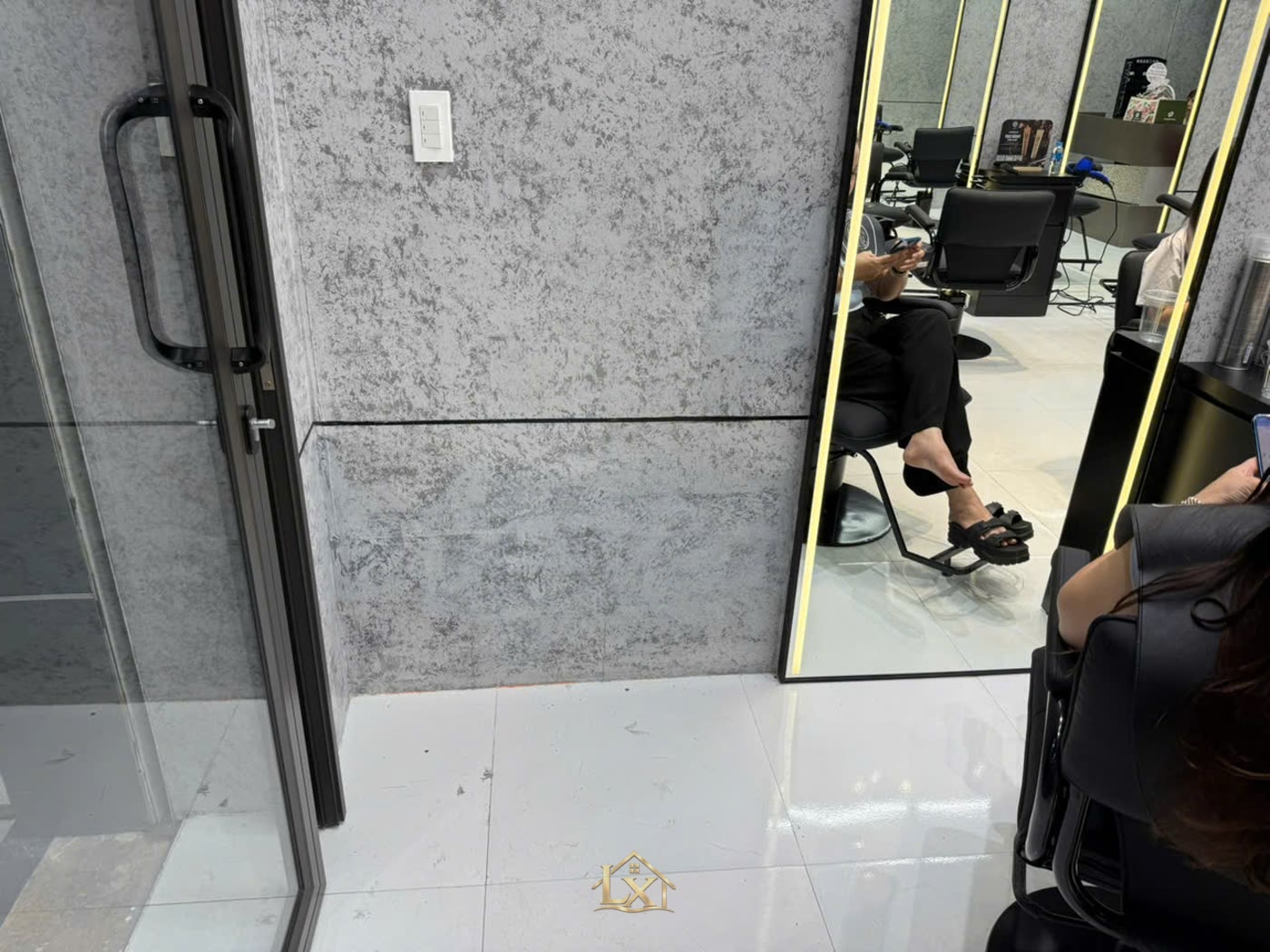 Đèn khu gương salon sai nhiệt màu làm tóc sai màu