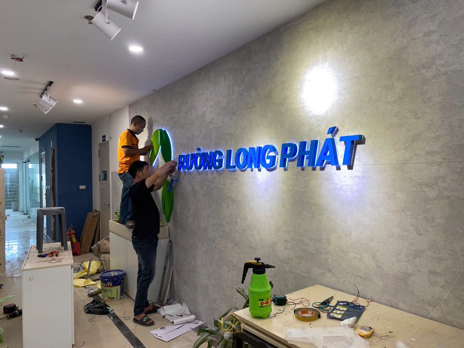 Thi công nội thất văn phòng tại Uông Bí chọn đơn vị nào uy tín?