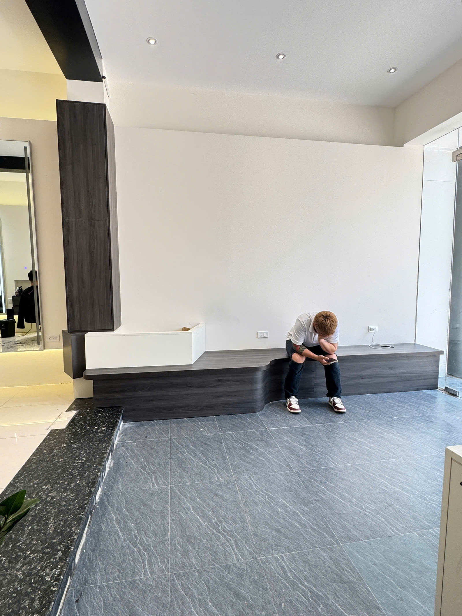 Khu ghế cắt và kệ trưng bày salon LOC Hair Studio Việt Trì