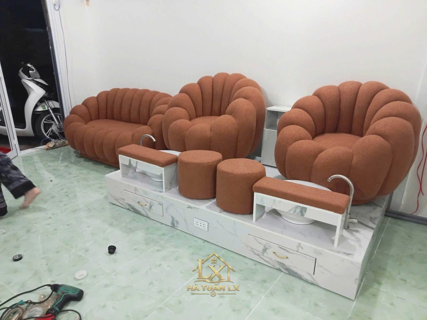 Ghế nail da đen trong showroom - Nội Thất Hà Tuấn LX